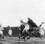 L'attaccante bianco-scudato Prendato, anticipato dal portiere avversario, Anni trenta  (Laura Calore)